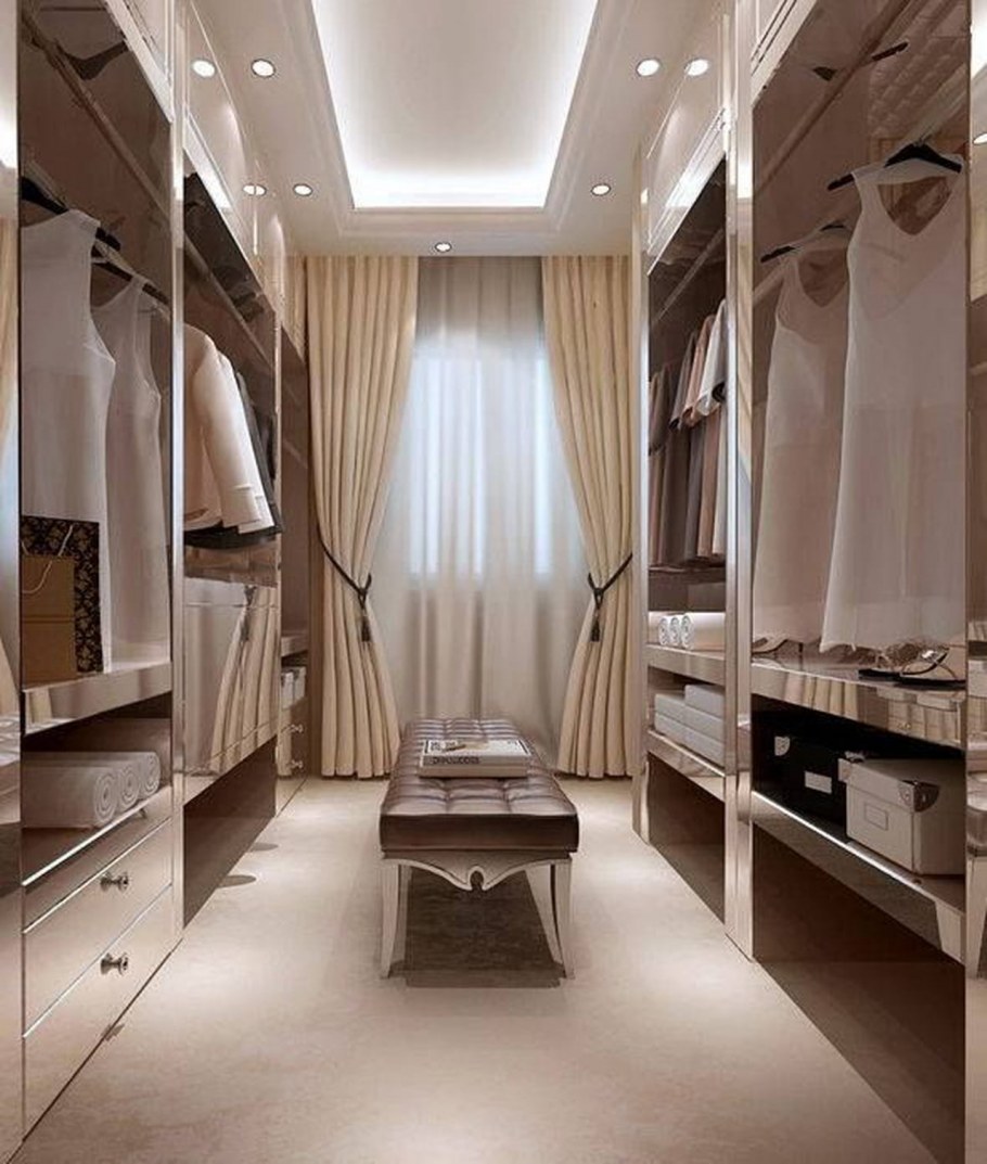 Гардеробная комната с окном