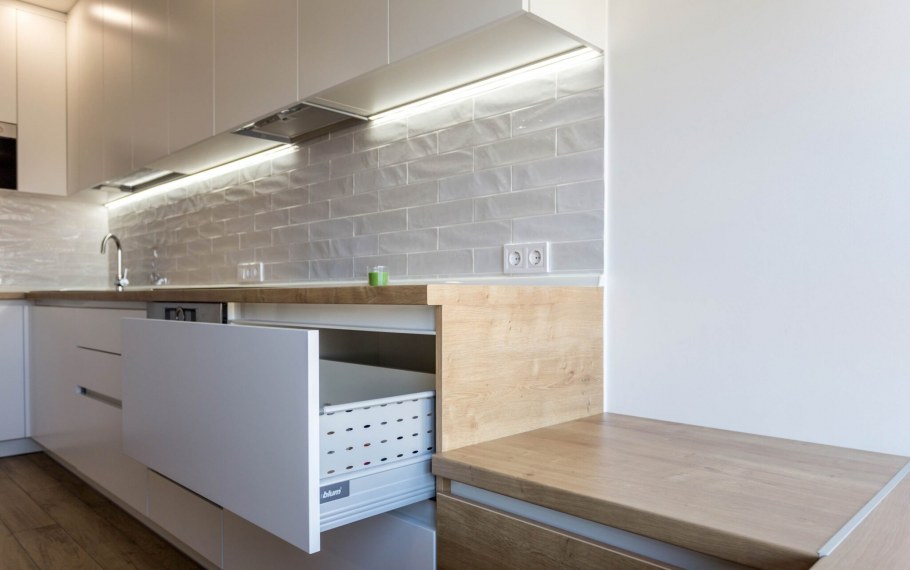 Белая кухня со столешницей под дерево