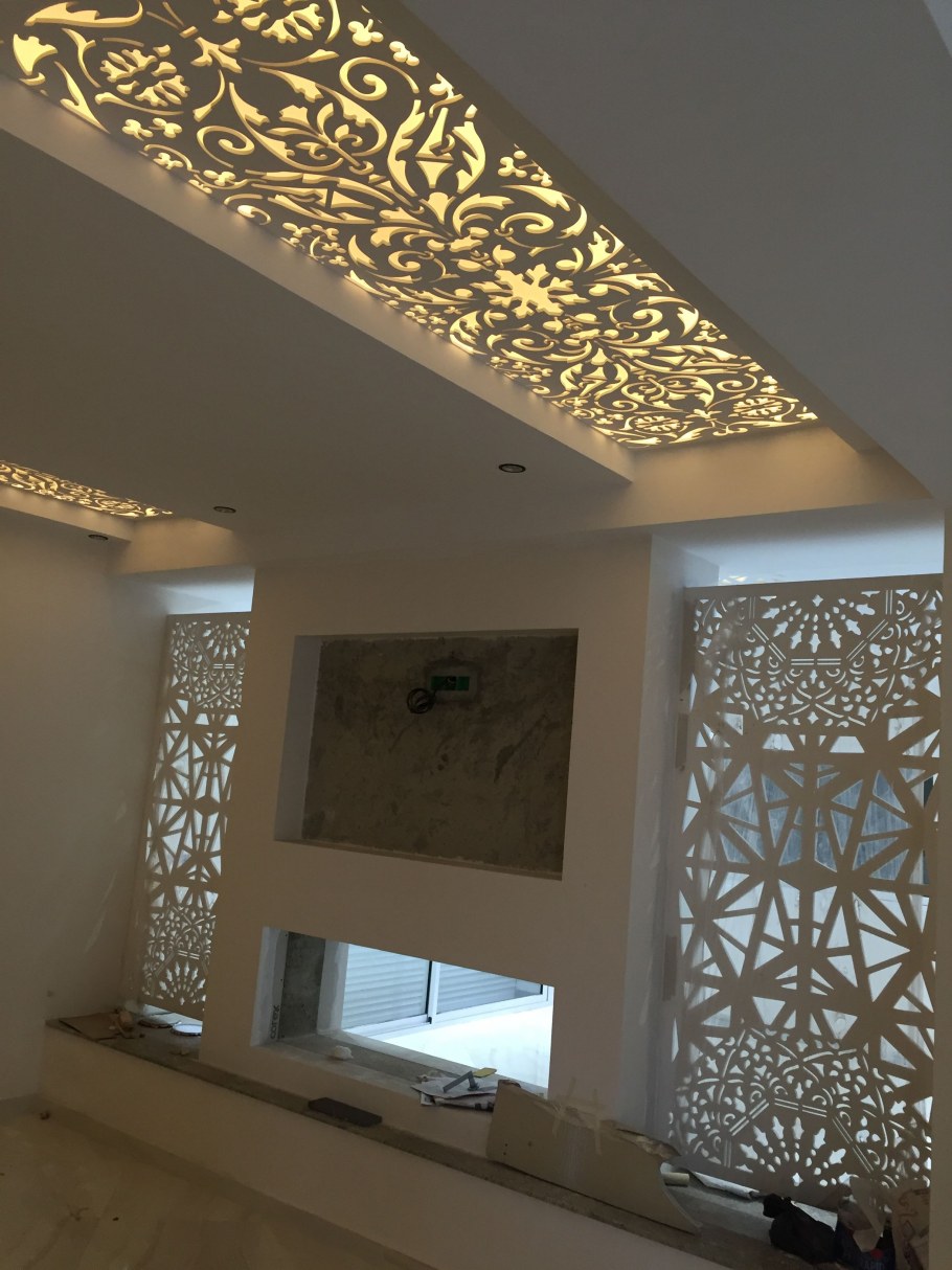 Декор потолка тканью