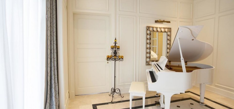 Белый рояль в интерьере