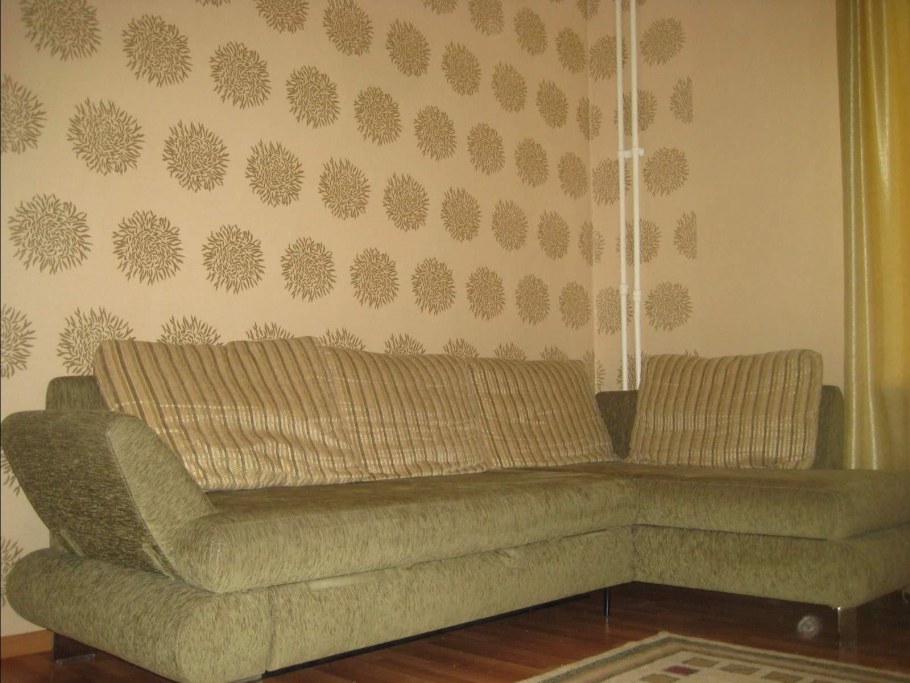 Обои для зала комбинированные с угловым диваном