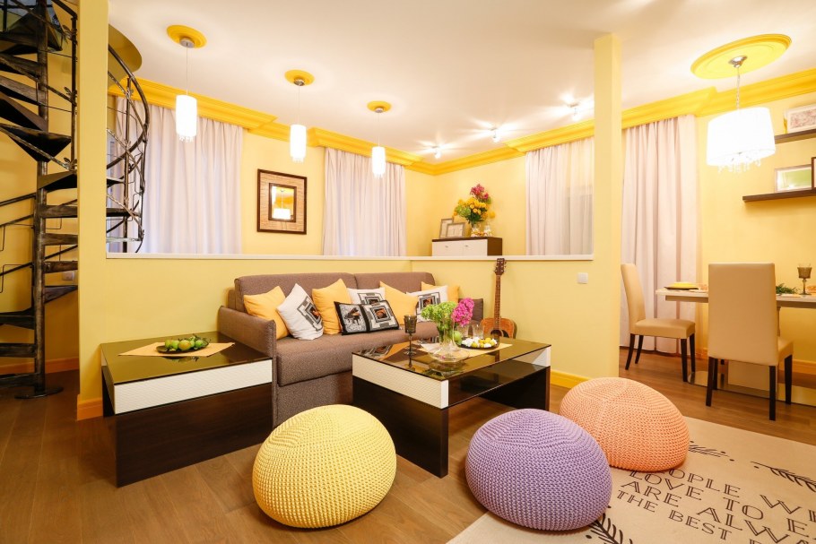Желтый диван в интерьере