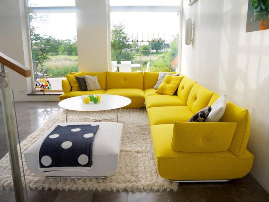 Яркий диван в интерьере