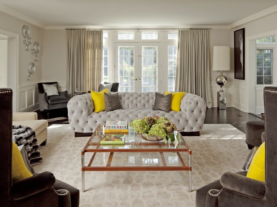 Гостиная с черным диваном