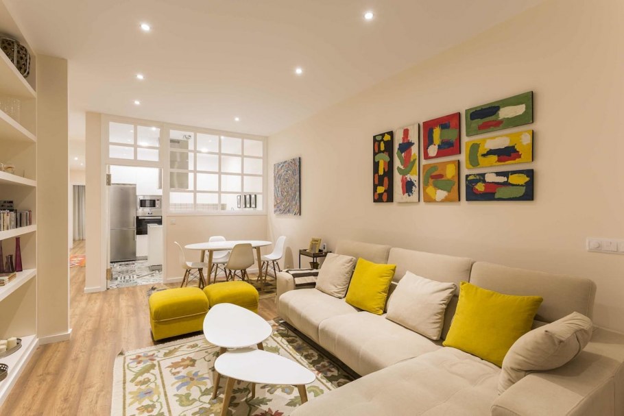 Гостиная с телевизором с желтым цветом