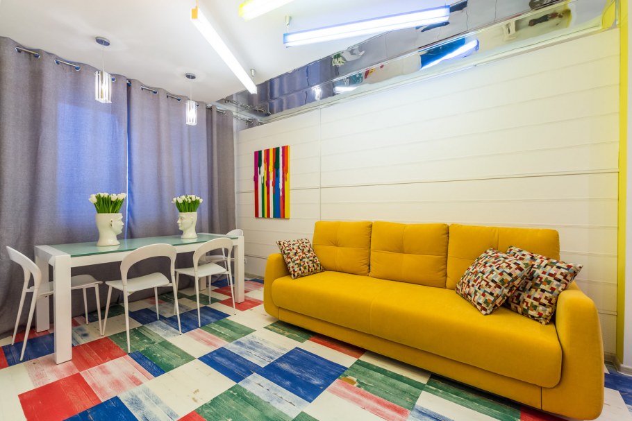 Стильный яркий интерьер