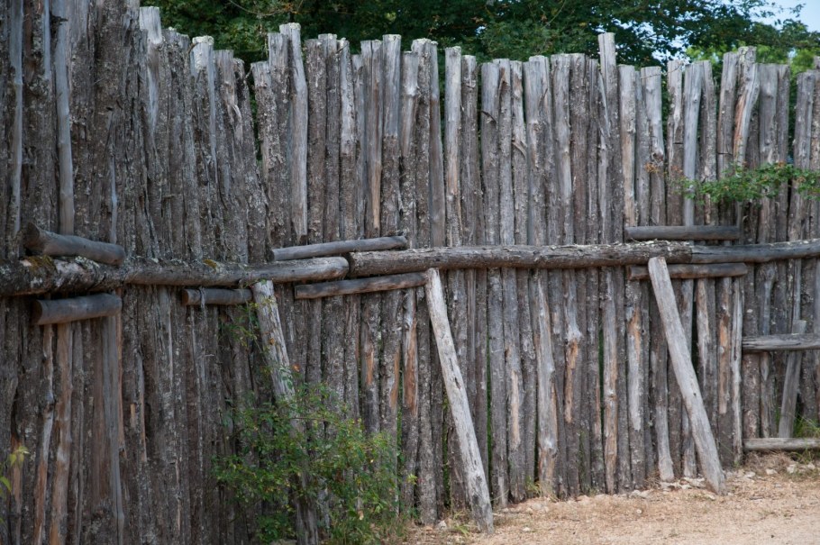 Старинный деревянный забор