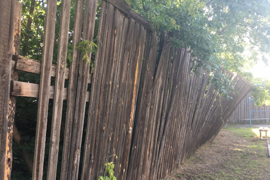 Гнилой забор деревянный