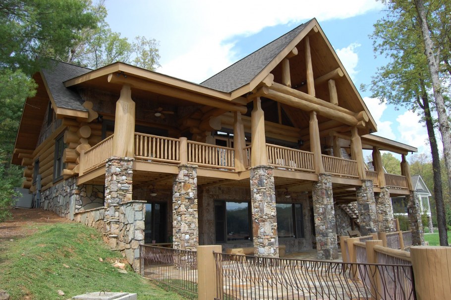 Комбинированный дом из камня и бревна