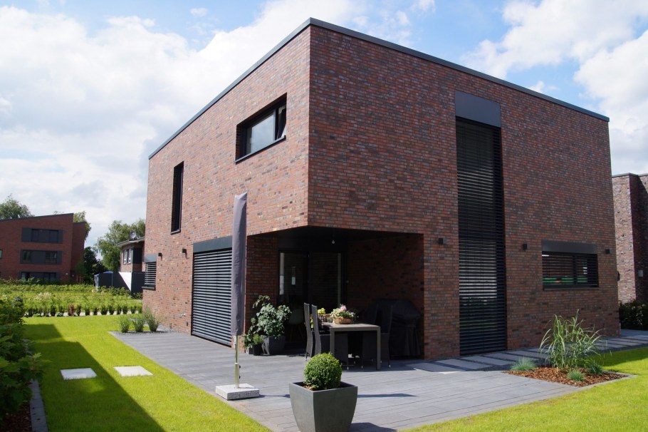 Кирпичный дом с плоской кровлей