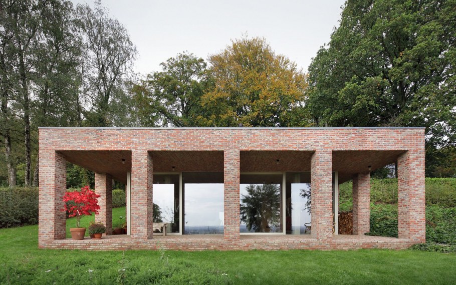 Одноэтажный кирпичный дом с плоской крышей