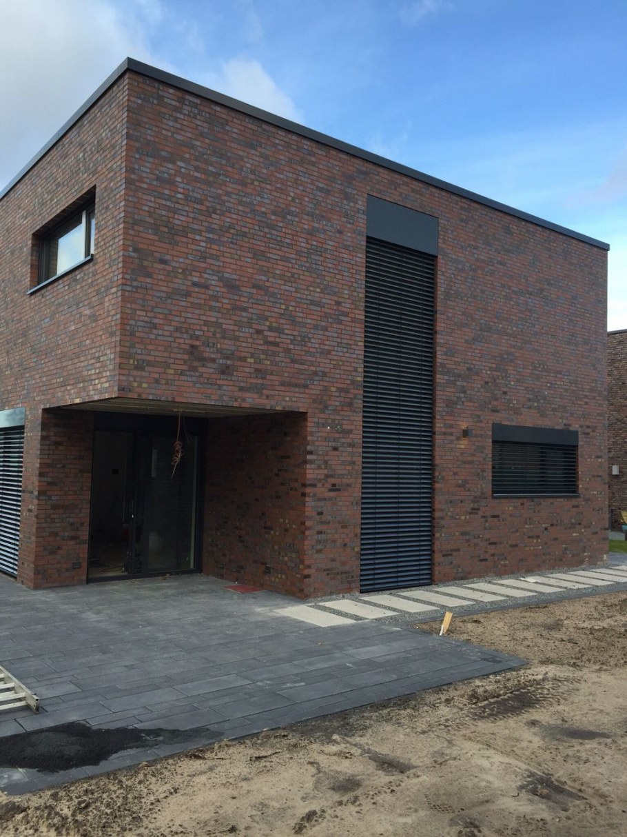 Кирпичный дом с плоской кровлей