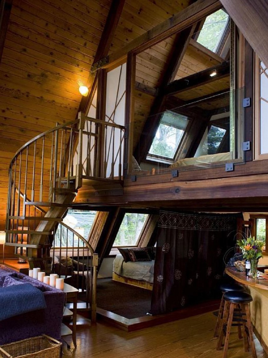 Уютный деревянный домик внутри