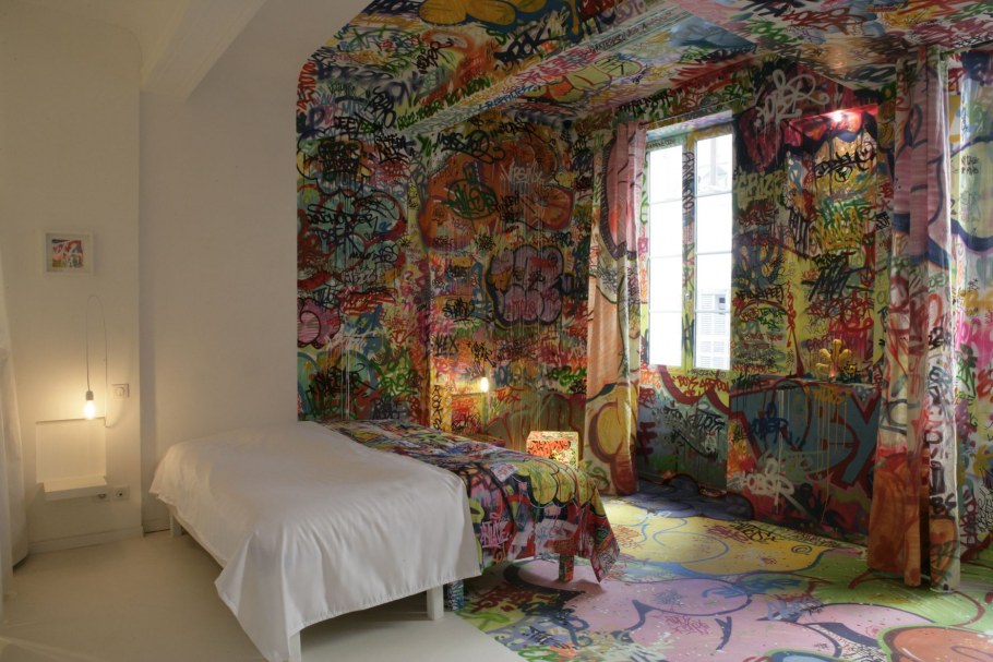 Расписная стена в комнате