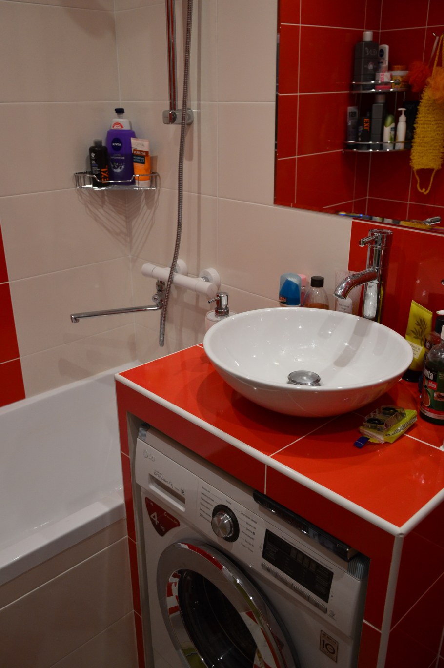 Красная ванна в хрущевке