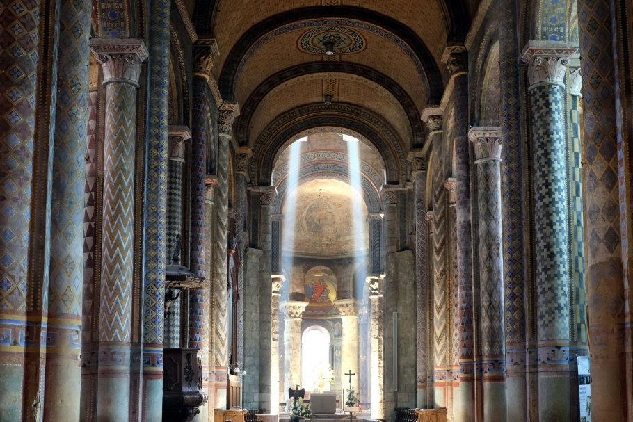 Комната в романском стиле