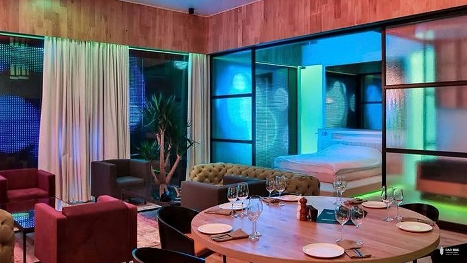 Неоновая гостиная с бассейном