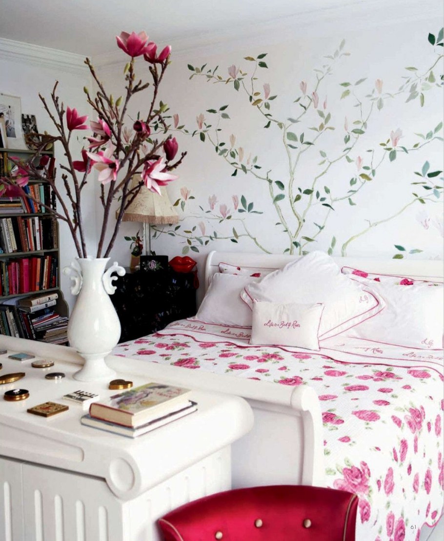 Обои в цветочек в интерьере гостиной