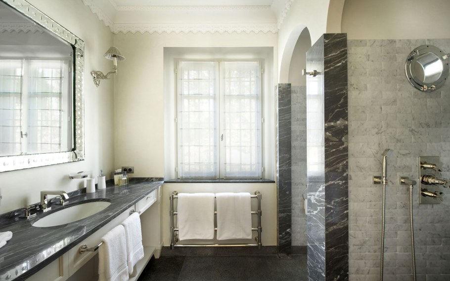 Зеркала в интерьере ванной комнаты