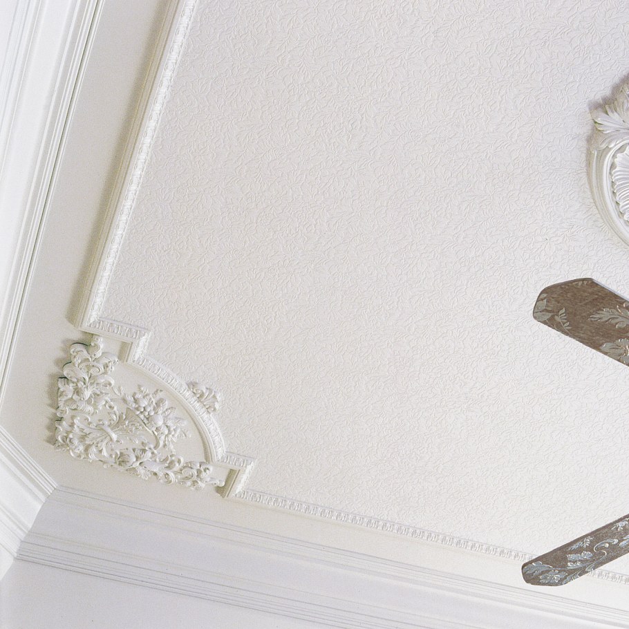 Декор потолка молдингами