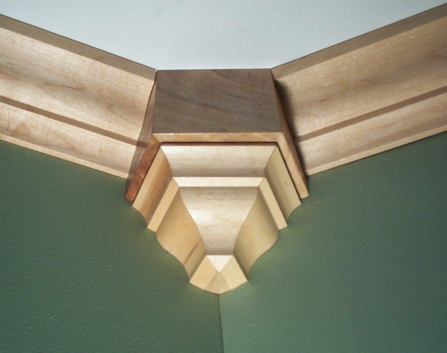 Угловой плинтус на потолок