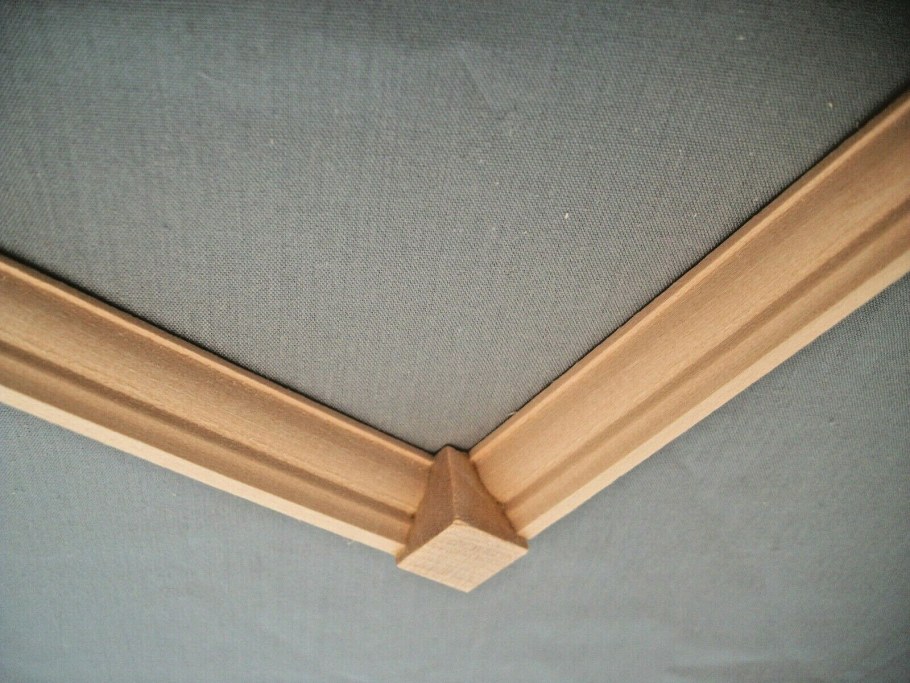 Плинтус потолочный деревянный