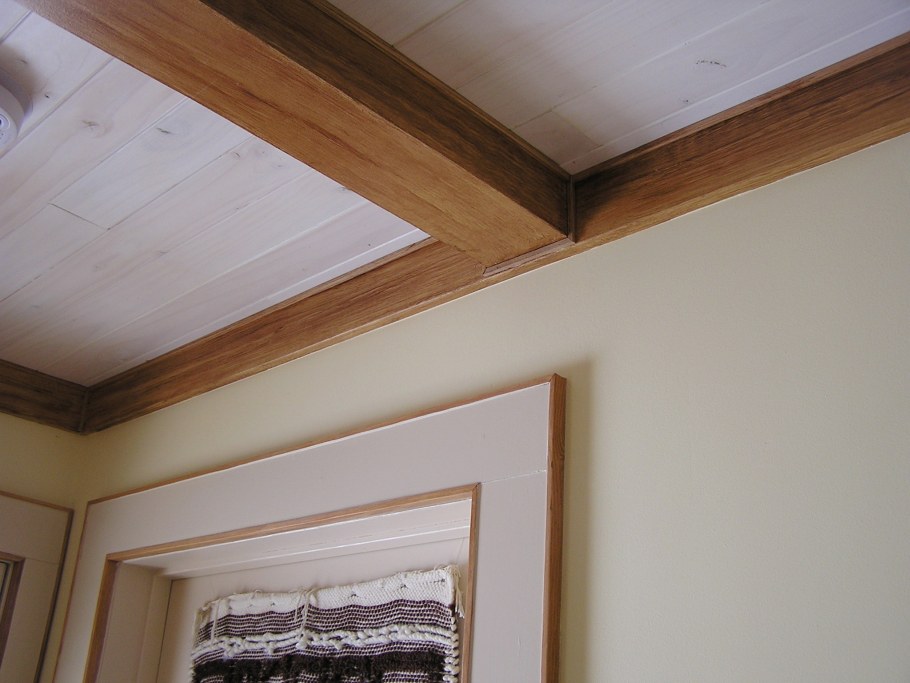 Деревянный потолочный плинтус в интерьере