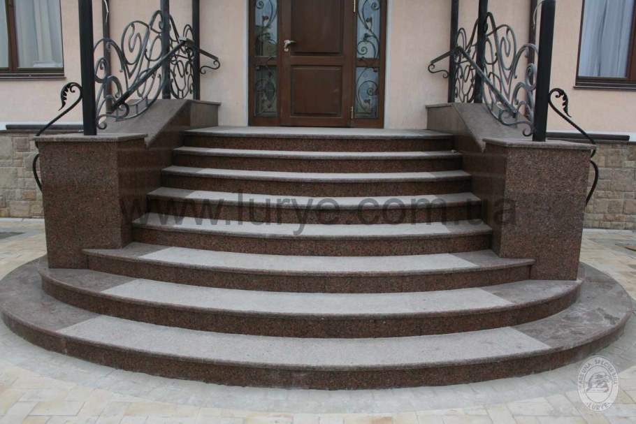 Лестница входная в дом