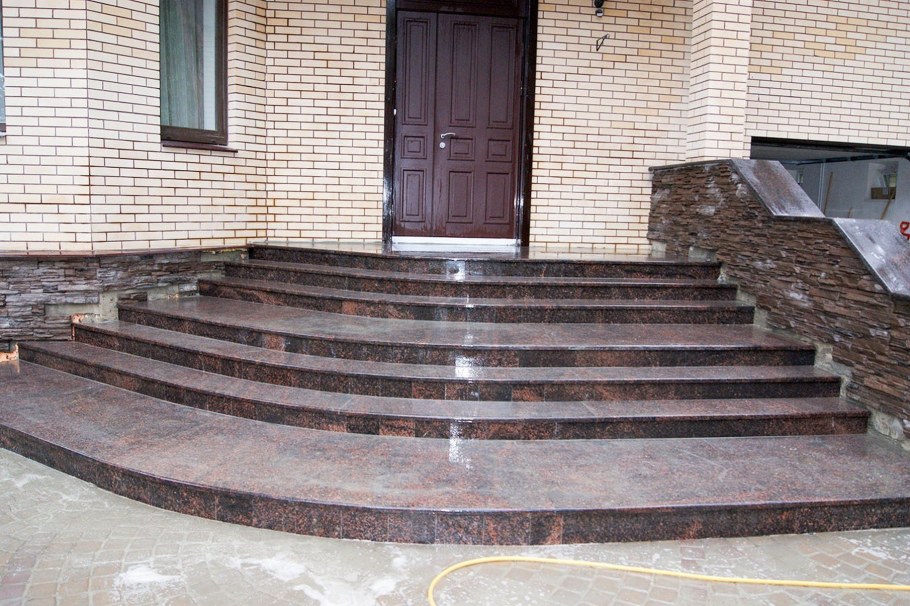 Полукруглые входные лестницы