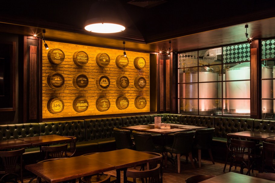 Интерьер пивного бара