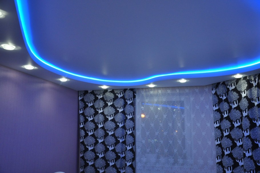 Двухуровневые натяжные потолки с подсветкой