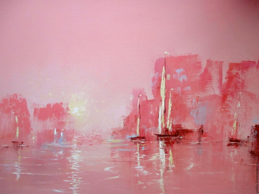 Розовый диван в гостиной