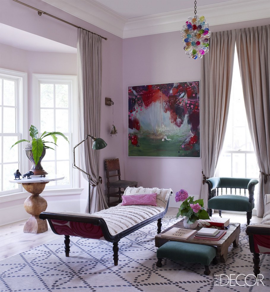 Розовый диван в интерьере