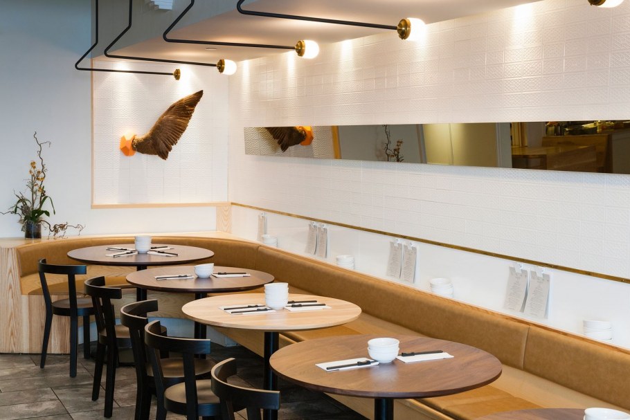 Ресторан деревянной отделкой в светлых оттенках