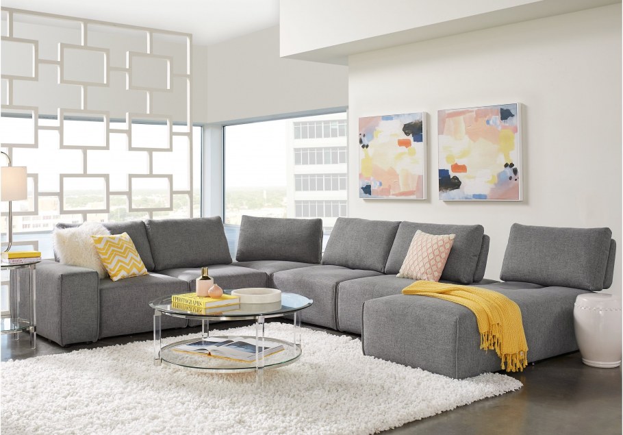 Цветной диван в серой комнате