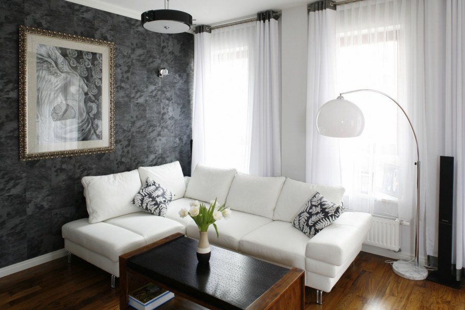 Белые шторы в маленькой гостиной