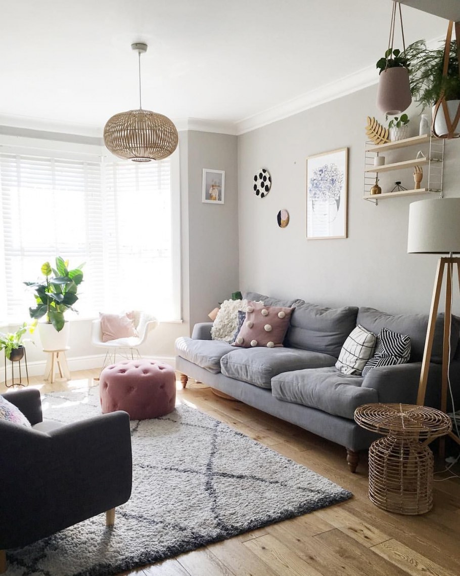 Серый диван в маленькой гостиной