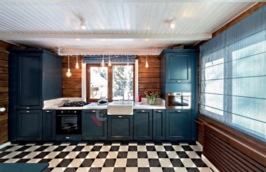 Синяя кухня в деревянном доме
