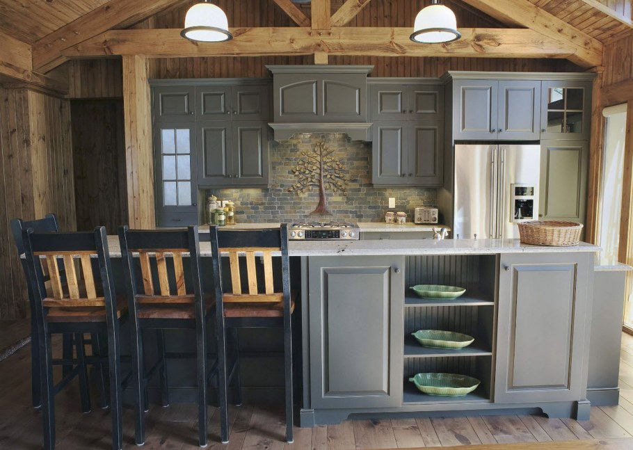 Кухня серого цвета с деревянной