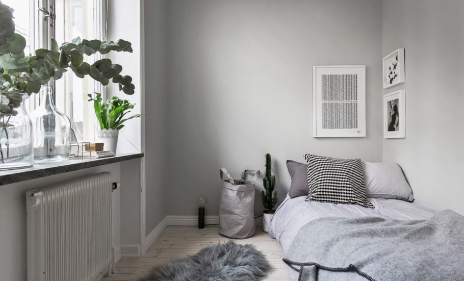 Серые стены в маленькой комнате
