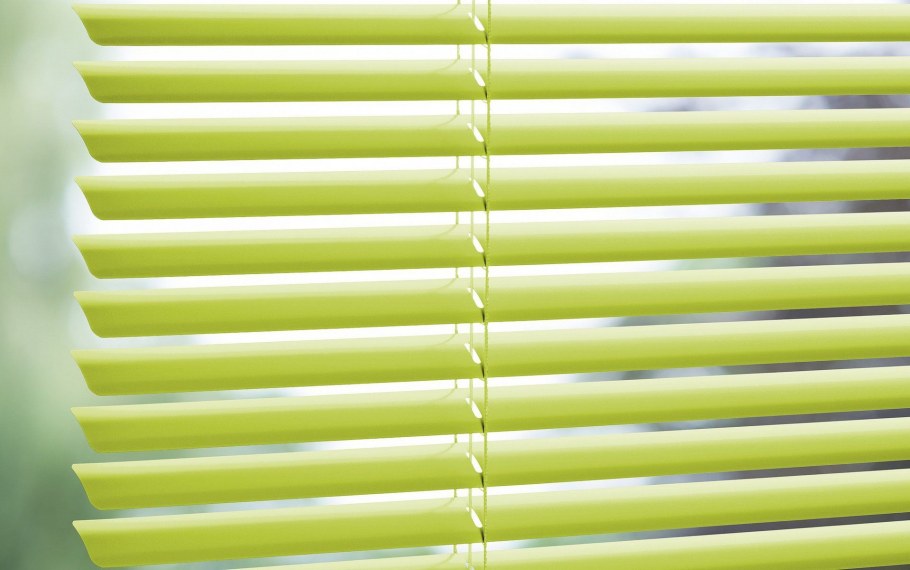 Горизонтальные жалюзи крупным планом