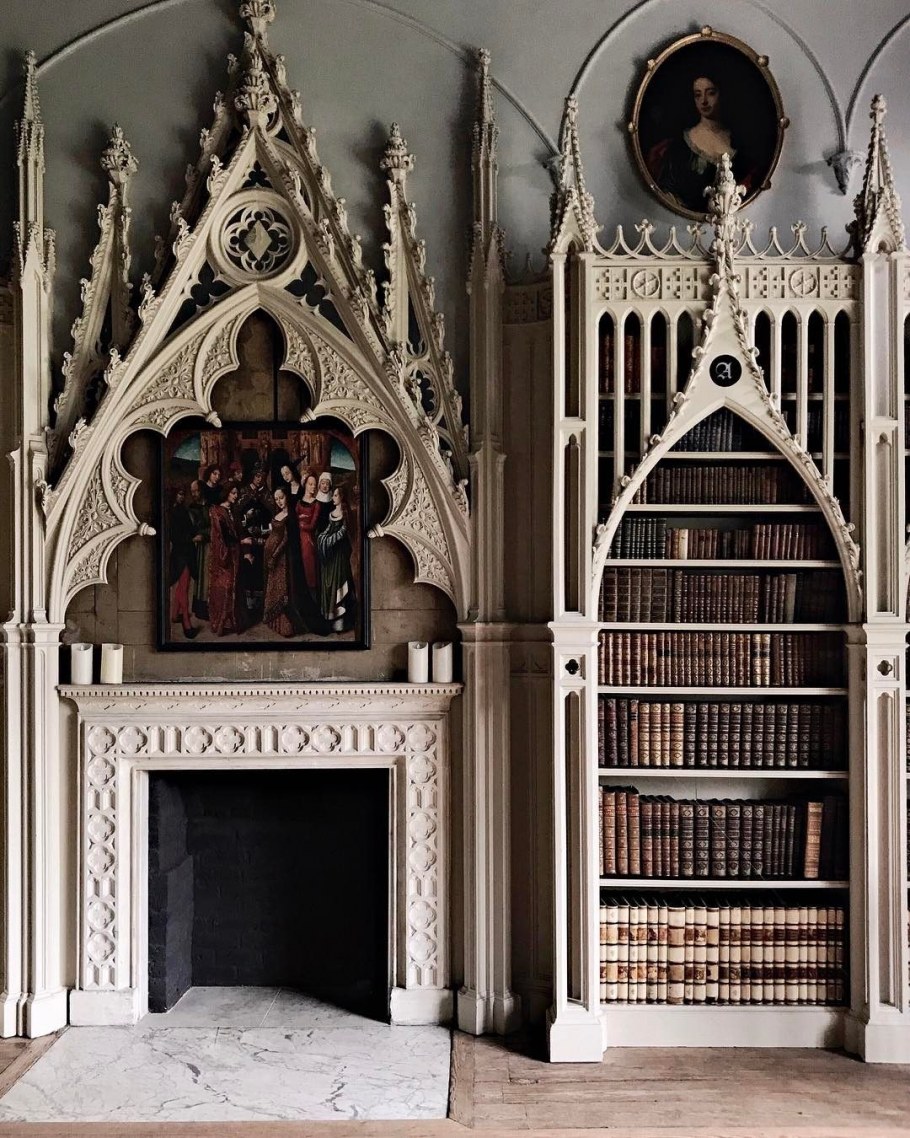 Готический стиль в интерьере камин