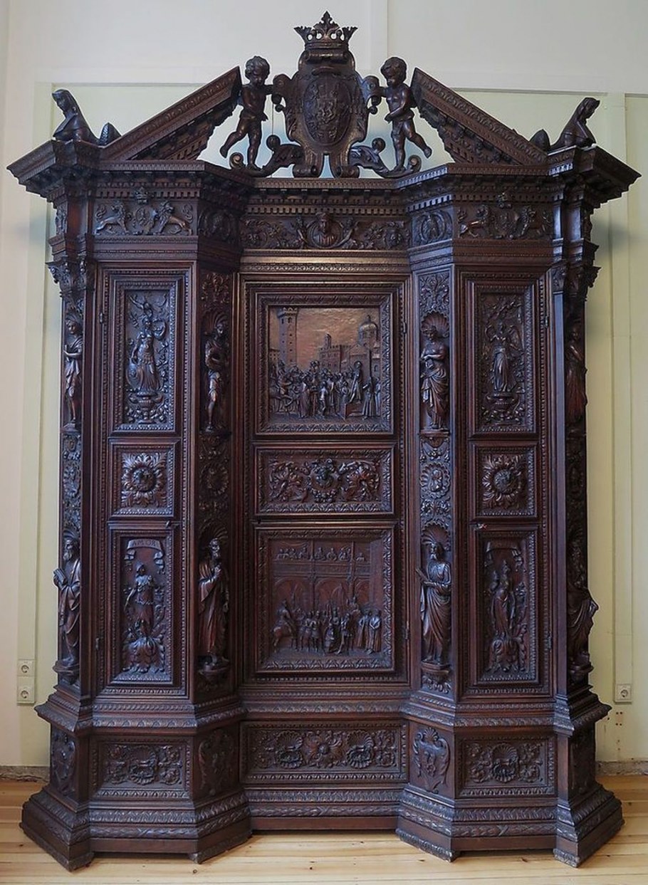 Готический шкаф