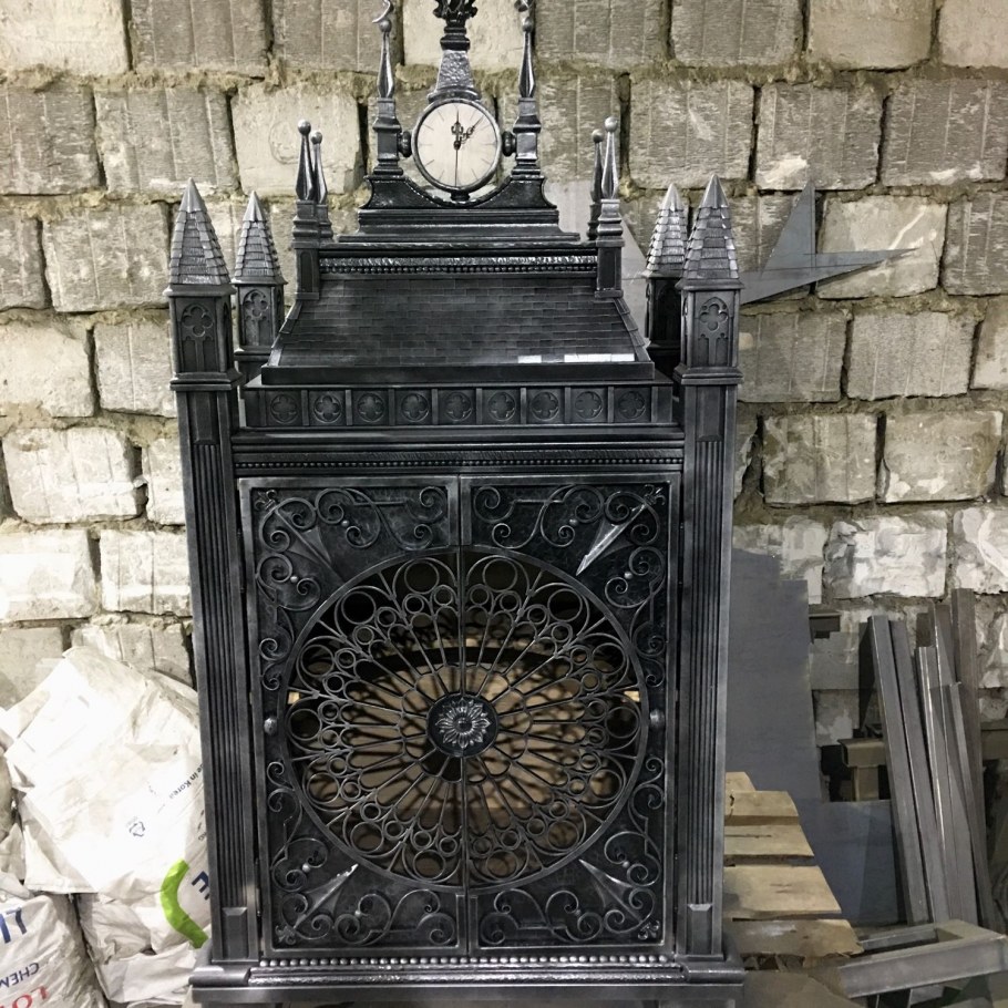 Шкаф в готическом стиле