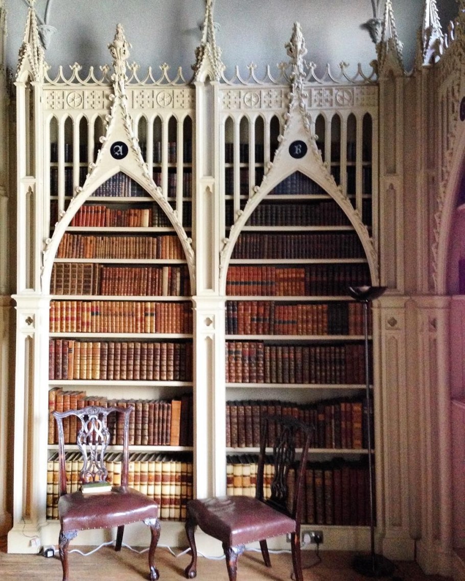 Стеллаж в готическом стиле