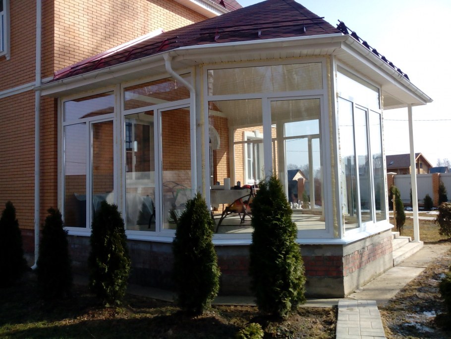 Застекленная веранда с камином