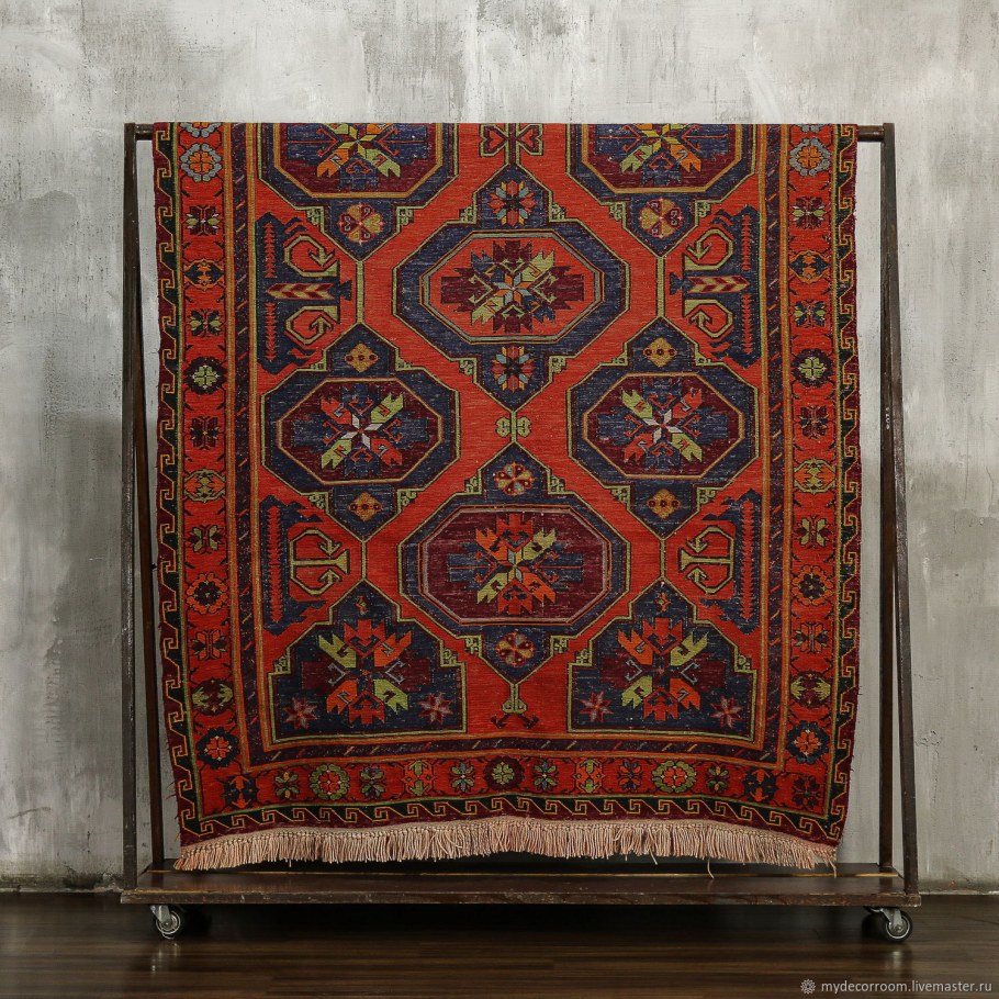 Старинный коврик в интерьере