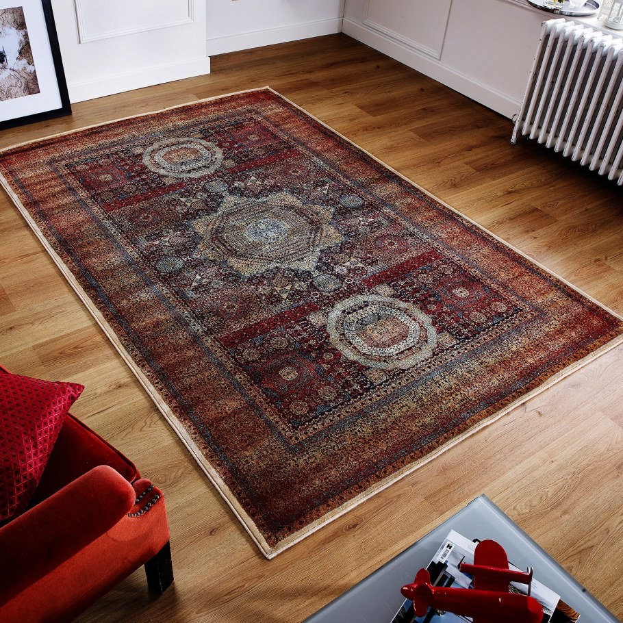 Ковер под диваном в интерьере