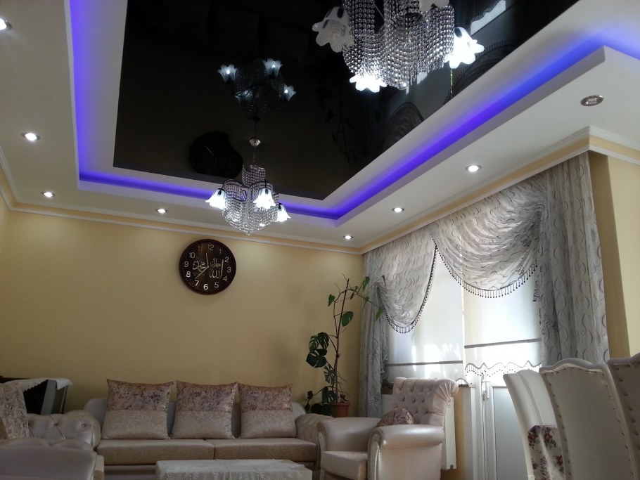 Двухуровневые потолки в зал