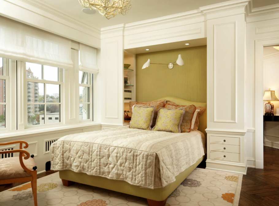 Спальня с порталом над кроватью